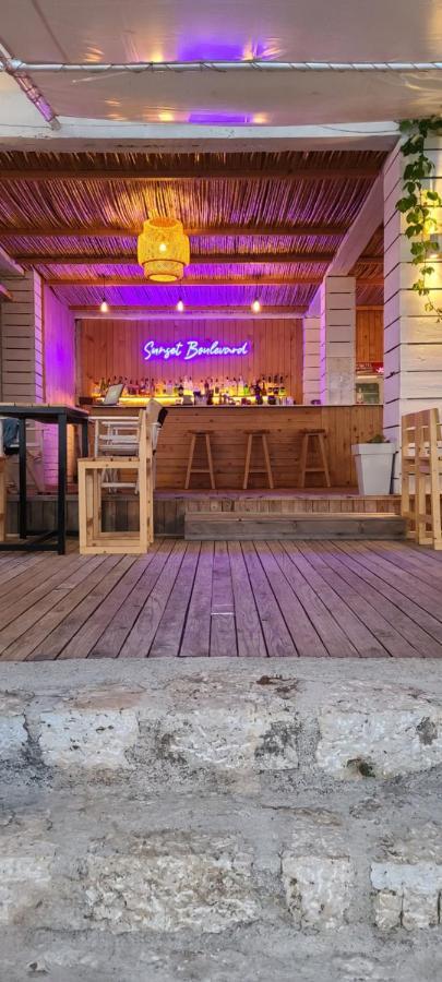 Sunset Boulevard Hotel Кепаро Екстериор снимка